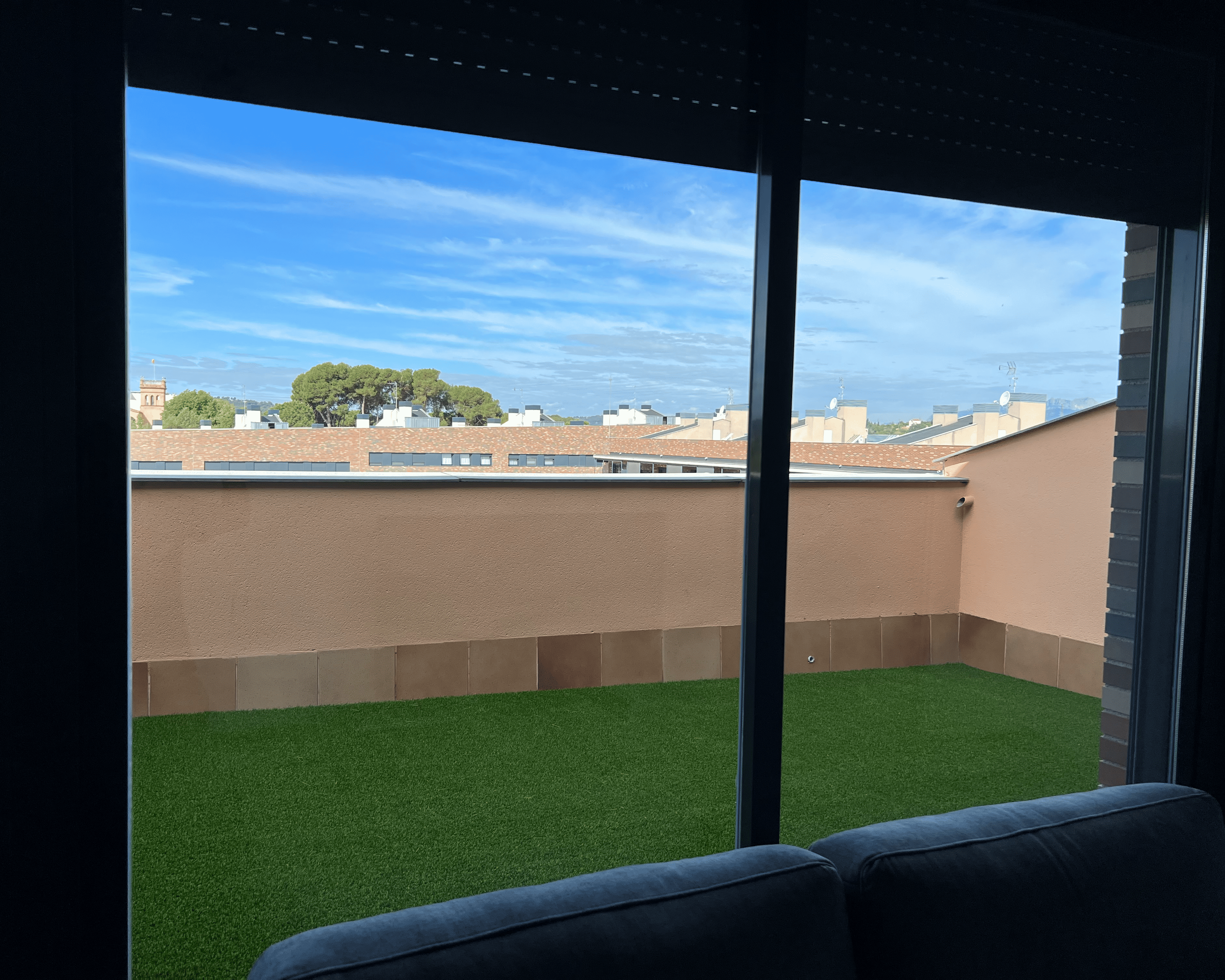 Instal·lació de gespa artificial a una terrasa