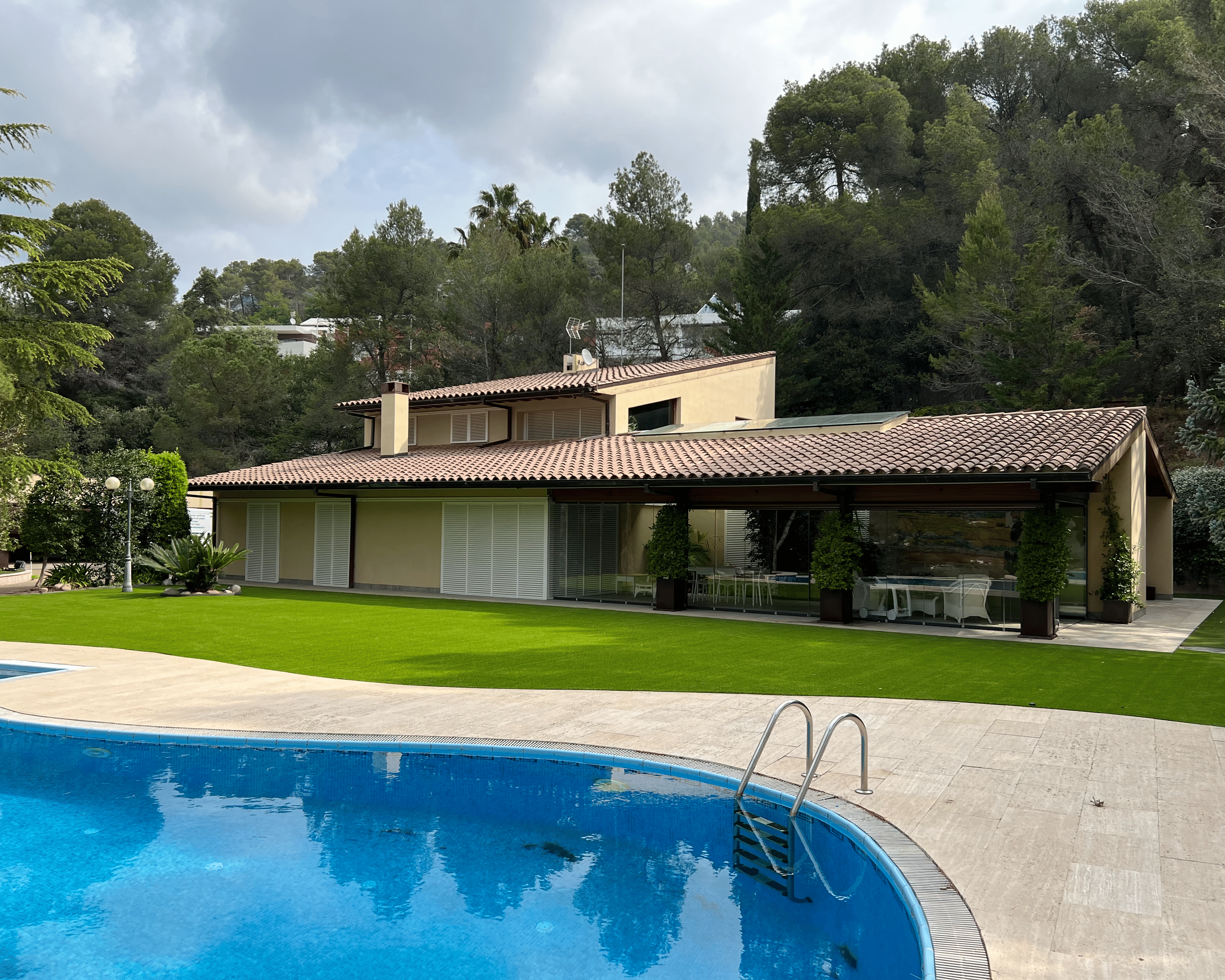Gespa artificial en zona de piscina